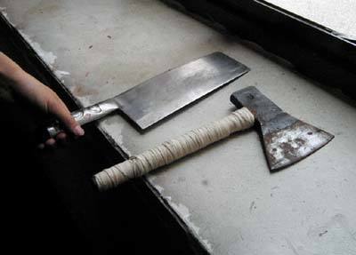 歹徒持刀闯入卧室 弱女拼死肉搏夺下菜刀(组图)
